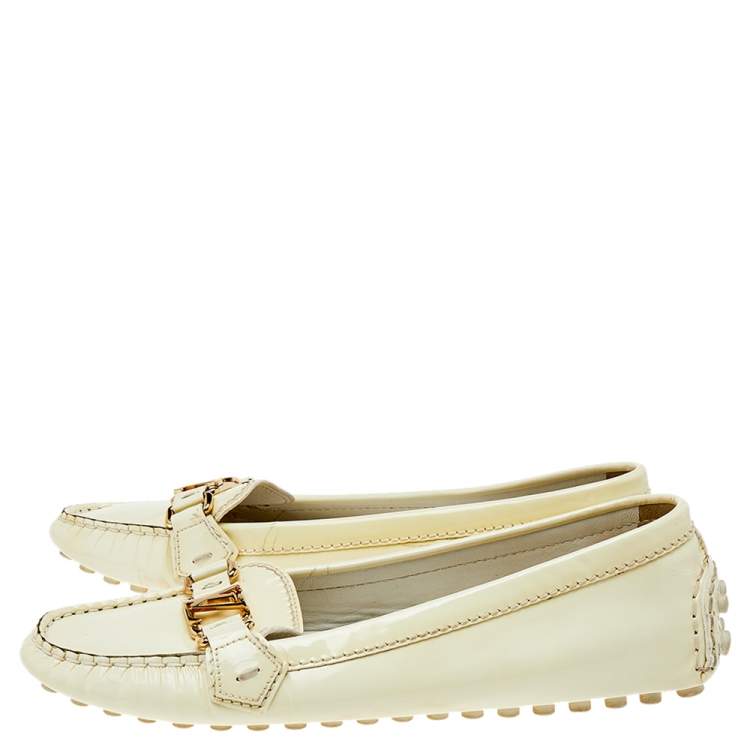 Pre Owned Louis Vuitton Cream Patent Leather Logo Loafers Size 39.5