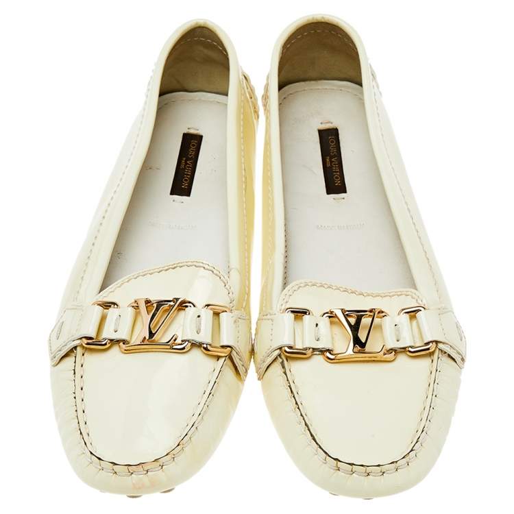 Pre Owned Louis Vuitton Cream Patent Leather Logo Loafers Size 39.5