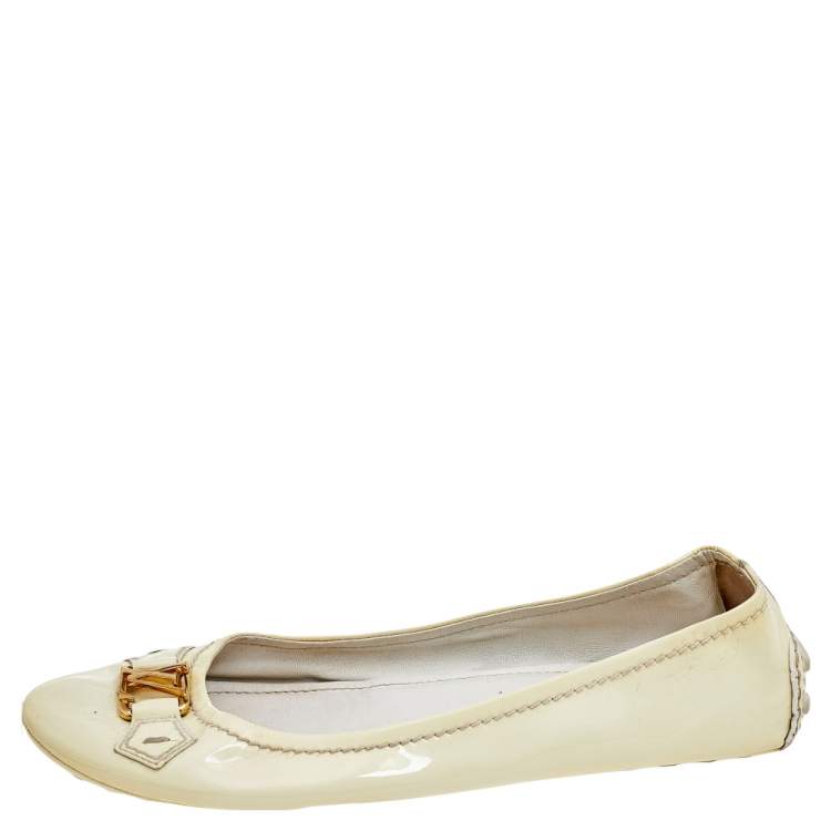 Louis Vuitton Cream Patent Leather Logo Loafers Size 39.5 For Sale