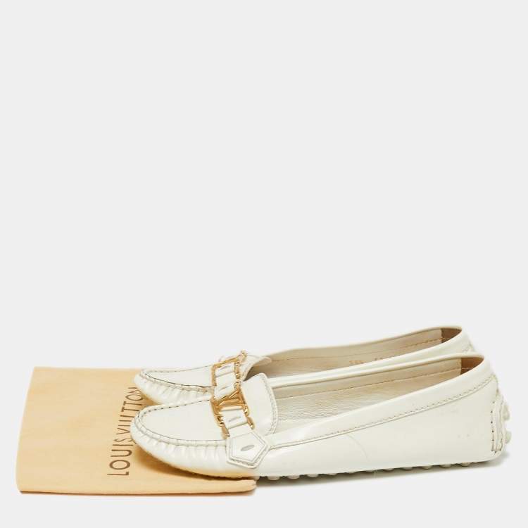 مملوكة مسبقًا Louis Vuitton Off-White Patent Leather Oxford Loafers Size 38.5