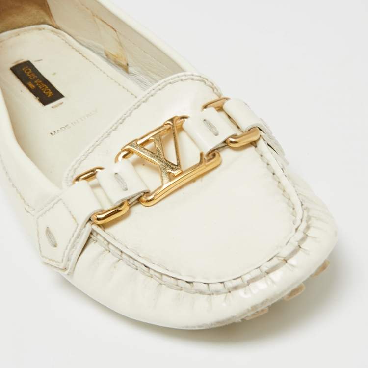 مملوكة مسبقًا Louis Vuitton Off-White Patent Leather Oxford Loafers Size 38.5
