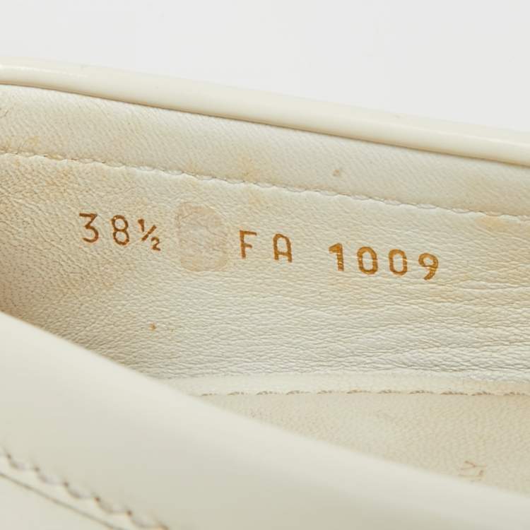 مملو�كة مسبقًا Louis Vuitton Off-White Patent Leather Oxford Loafers Size 38.5