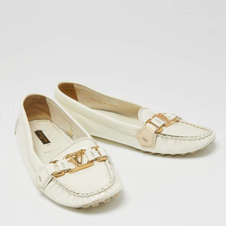مملوكة مسبقًا Louis Vuitton Off-White Patent Leather Oxford Loafers Size 38.5
