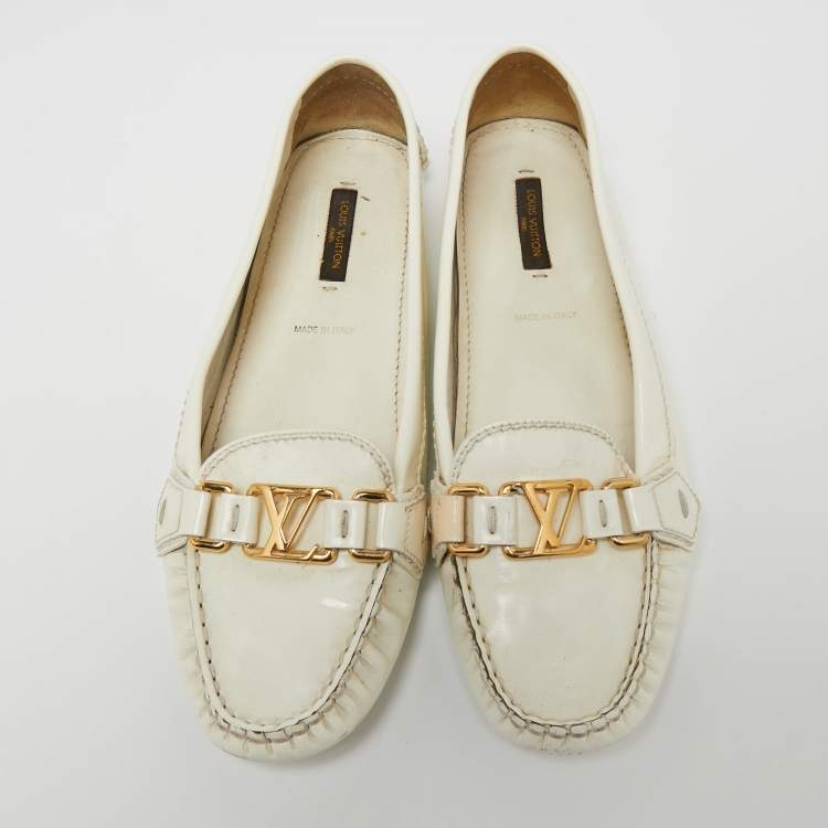 مملوكة مسبقًا Louis Vuitton Off-White Patent Leather Oxford Loafers Size 38.5