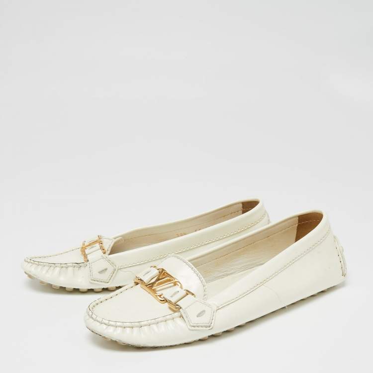 مملوكة مسبقًا Louis Vuitton Off-White Patent Leather Oxford Loafers Size 38.5