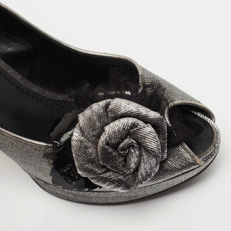 Pre Owned Louis Vuitton Metallic Grey/Black Lurex Fabric Floral Peep Toe Pumps Size 38