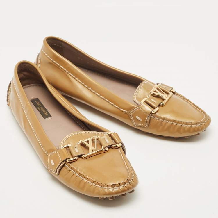 Pre Owned Louis Vuitton Beige Patent Leather Oxford Loafers Size 37