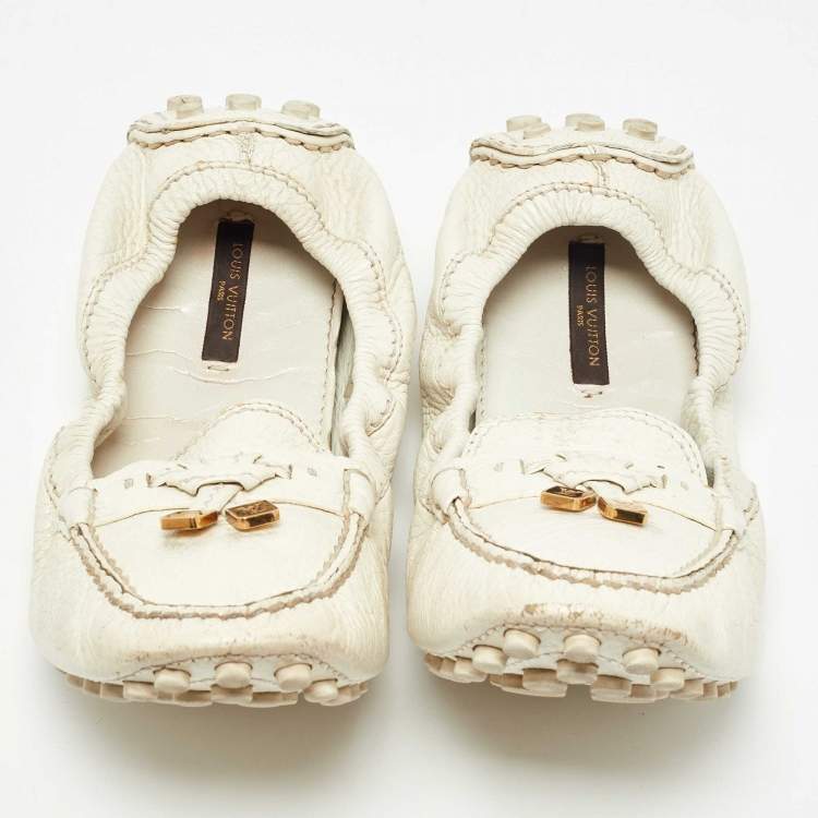 Pre Owned Louis Vuitton White Leather Scrunch Loafers Size 41
