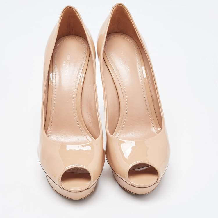 مملوكة مسبقًا Louis Vuitton Beige Patent Leather Eyeline Pumps Size 37