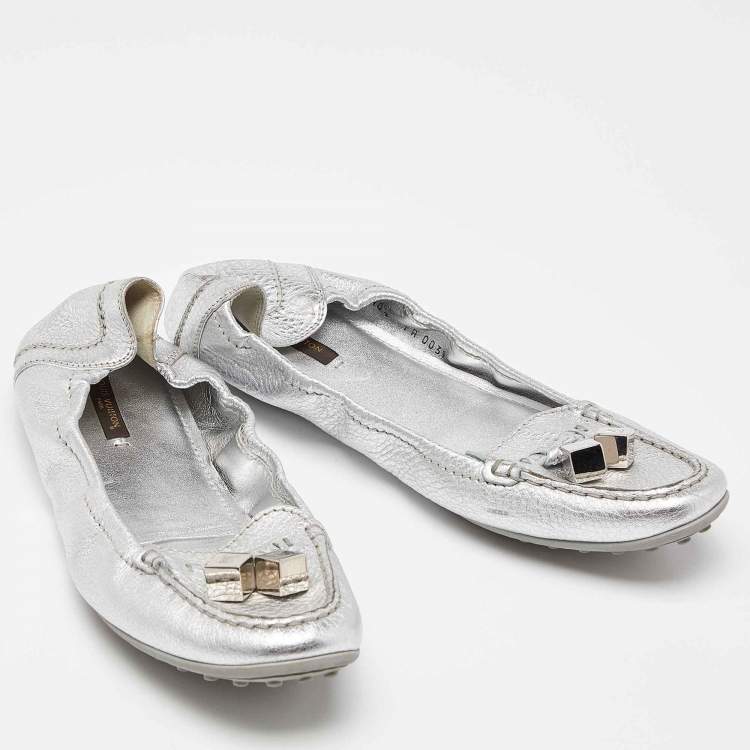 Pre Owned Louis Vuitton Silver Leather Dice Scrunch Loafer Flats Size 40.5