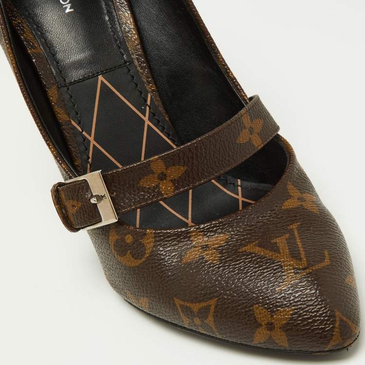 مملوكة مسبقًا Louis Vuitton Brown Monogram Canvas Buckle Detail Pumps Size 37