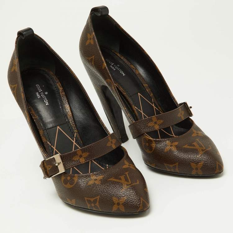 مملوكة مسبقًا Louis Vuitton Brown Monogram Canvas Buckle Detail Pumps Size 37