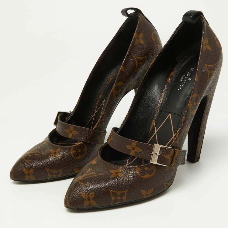 مملوكة مسبقًا Louis Vuitton Brown Monogram Canvas Buckle Detail Pumps Size 37