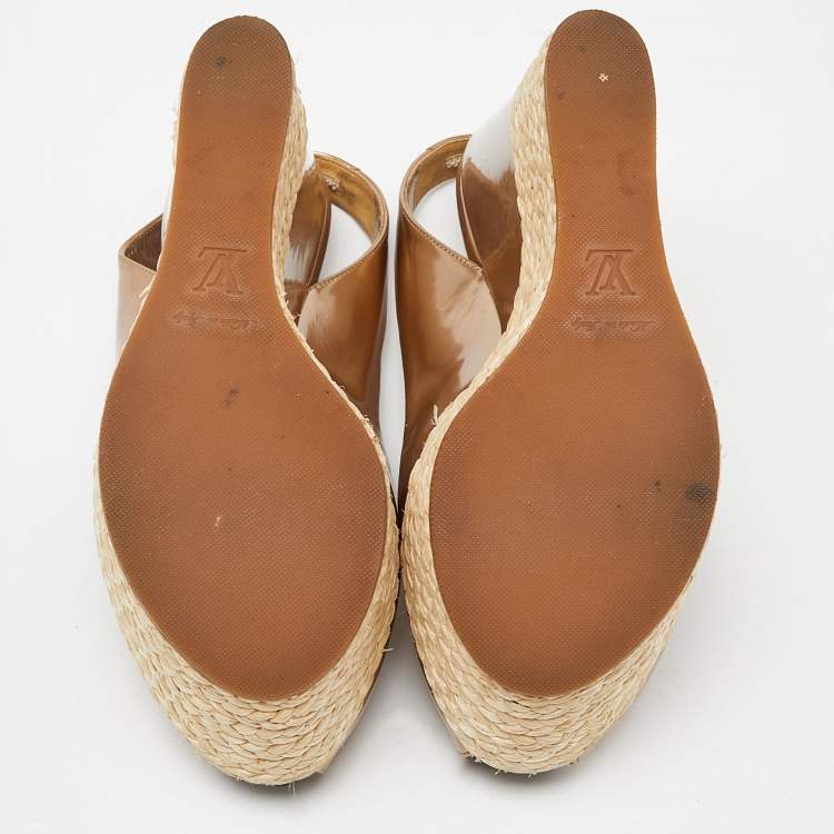 Pre Owned Louis Vuitton Gold Patent Leather Lagoon Raffia Wedge Slingback Sandals Size 37.5