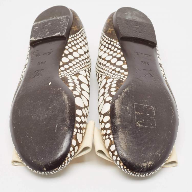 Pre Owned Louis Vuitton x Yayoi Kusama White/Brown Monogram Canvas Limited Edition Ballet Flats Size 38.5