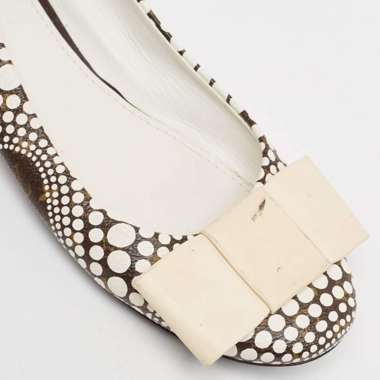 Pre Owned Louis Vuitton x Yayoi Kusama White/Brown Monogram Canvas Limited Edition Ballet Flats Size 38.5