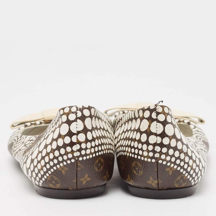 Pre Owned Louis Vuitton x Yayoi Kusama White/Brown Monogram Canvas Limited Edition Ballet Flats Size 38.5