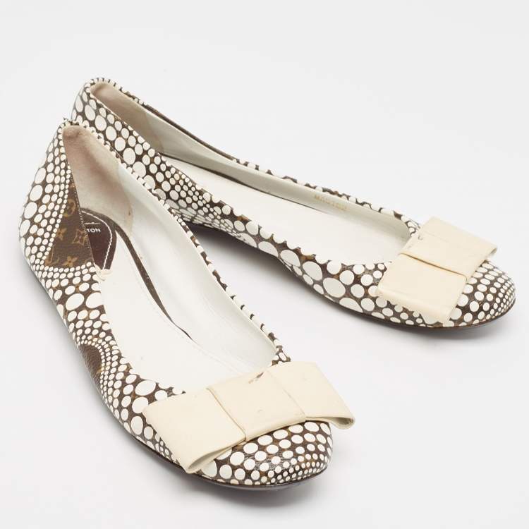 Pre Owned Louis Vuitton x Yayoi Kusama White/Brown Monogram Canvas Limited Edition Ballet Flats Size 38.5