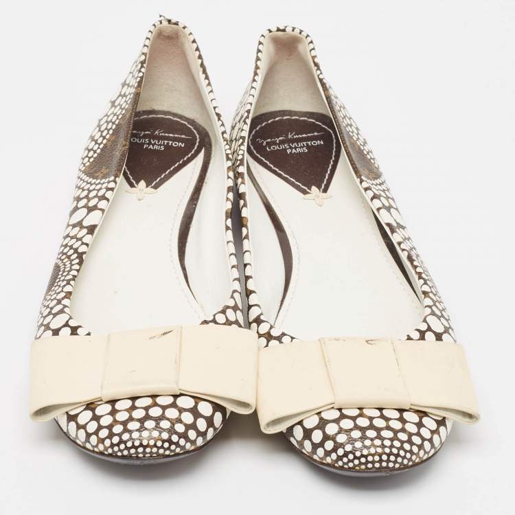 Pre Owned Louis Vuitton x Yayoi Kusama White/Brown Monogram Canvas Limited Edition Ballet Flats Size 38.5