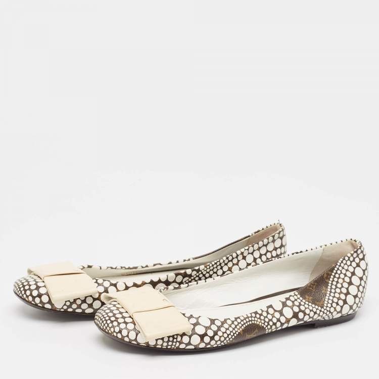 Pre Owned Louis Vuitton x Yayoi Kusama White/Brown Monogram Canvas Limited Edition Ballet Flats Size 38.5