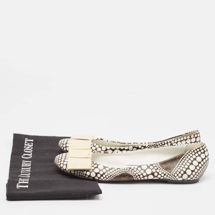 Pre Owned Louis Vuitton x Yayoi Kusama White/Brown Monogram Canvas Limited Edition Ballet Flats Size 38.5