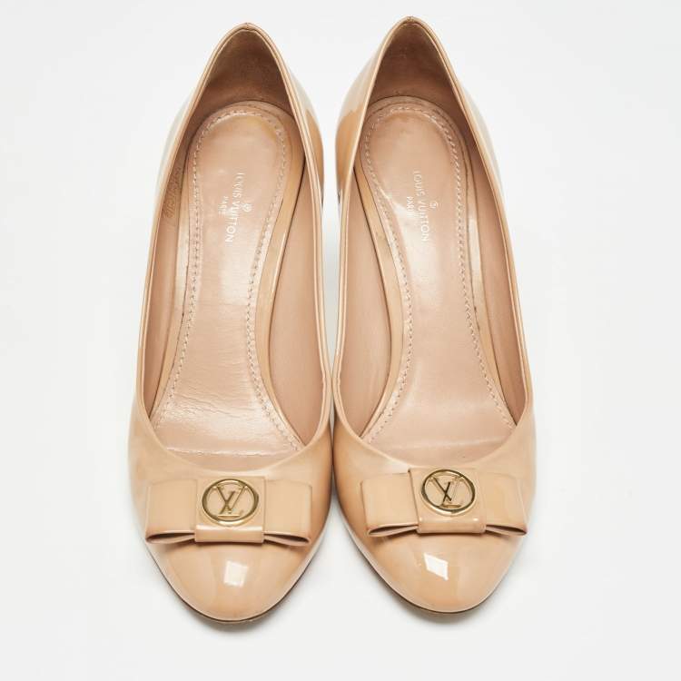 Pre Owned Louis Vuitton Beige Patent Leather Bow Round Toe Pumps Size 37.5