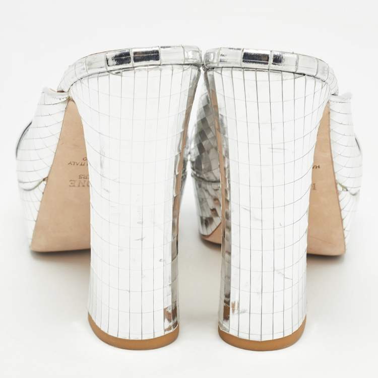 مملوكة مسبقًا Malone Souliers Silver Textured Leather Yasmin Sandals Size 40