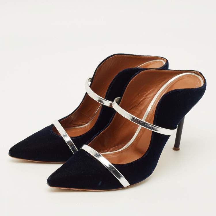 مملوكة مسبقًا Malone Souliers Maureen Size 40 Dark Blue/Silver Velvet and Metallic Leather Pointed Toe Mules