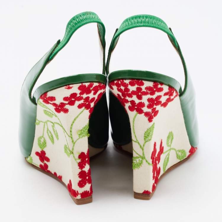 مملوكة مسبقًا Manolo Blahnik Green Patent Wedge Slingback Pumps Size 38.5