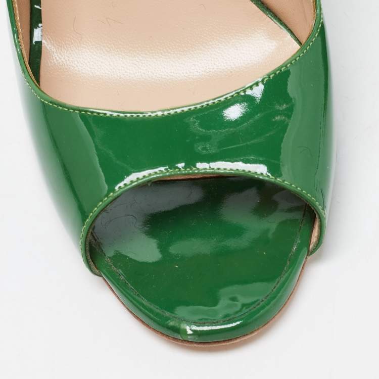 مملوكة مسبقًا Manolo Blahnik Green Patent Wedge Slingback Pumps Size 38.5