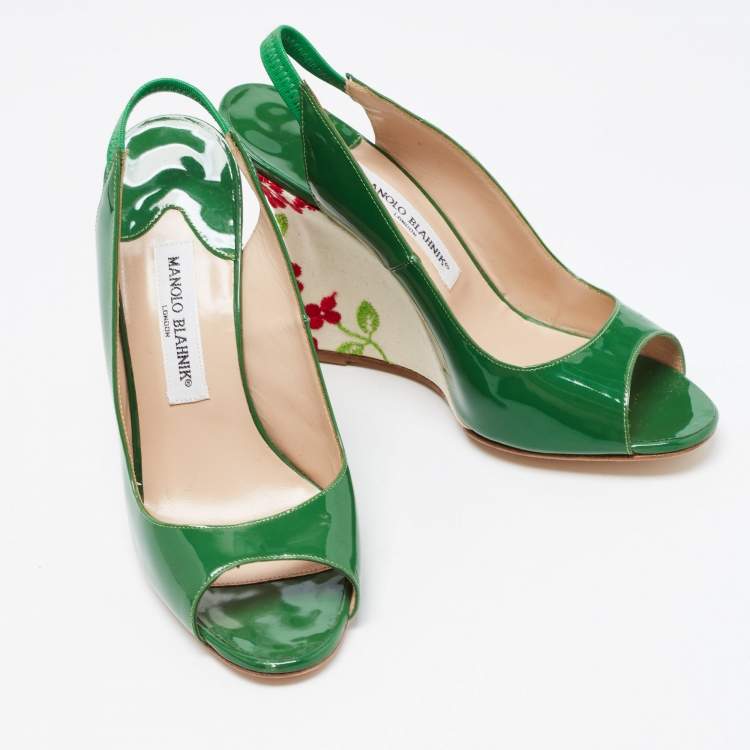 مملوكة مسبقًا Manolo Blahnik Green Patent Wedge Slingback Pumps Size 38.5