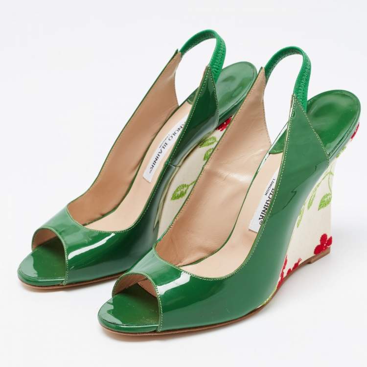 مملوكة مسبقًا Manolo Blahnik Green Patent Wedge Slingback Pumps Size 38.5