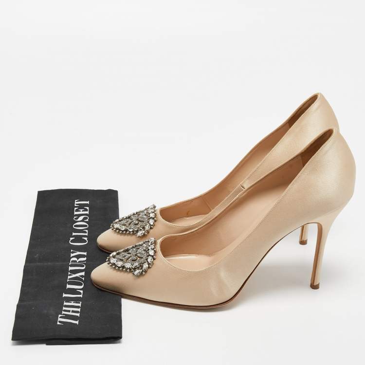 Pre Owned Manolo Blahnik Beige Satin Okkato Crystal Embellished Pumps Size 42