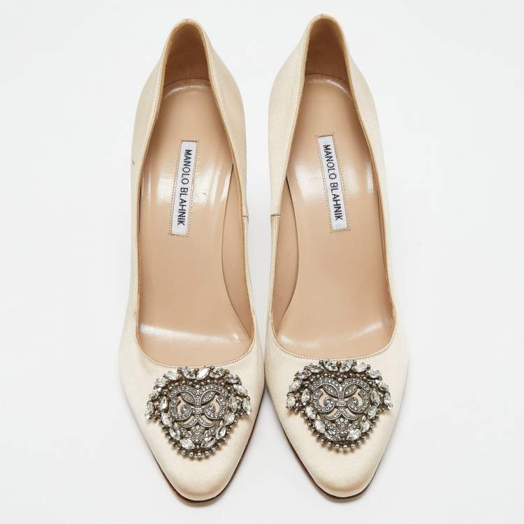Pre Owned Manolo Blahnik Beige Satin Okkato Crystal Embellished Pumps Size 42