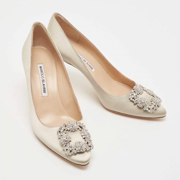مملوكة مسبقًا Manolo Blahnik Grey Satin Hangisi Pumps Size 37.5