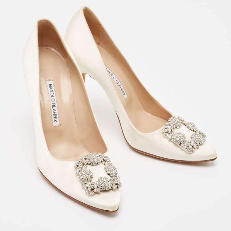 مملوكة مسبقًا Manolo Blahnik Off White Satin Hangisi Pumps Size 39.5