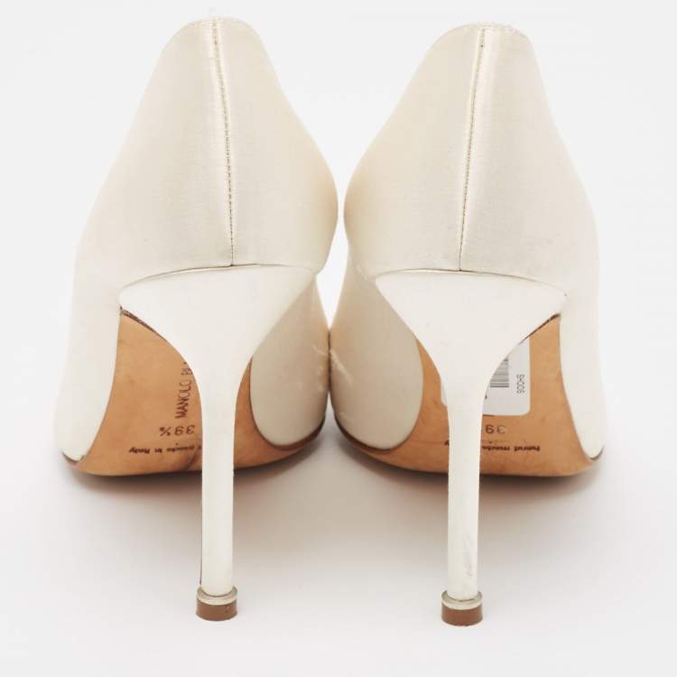 مملوكة مسبقًا Manolo Blahnik Off White Satin Hangisi Pumps Size 39.5