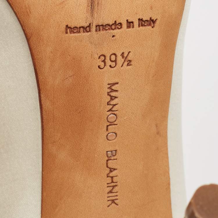 مملوكة مسبقًا Manolo Blahnik Off White Satin Hangisi Pumps Size 39.5