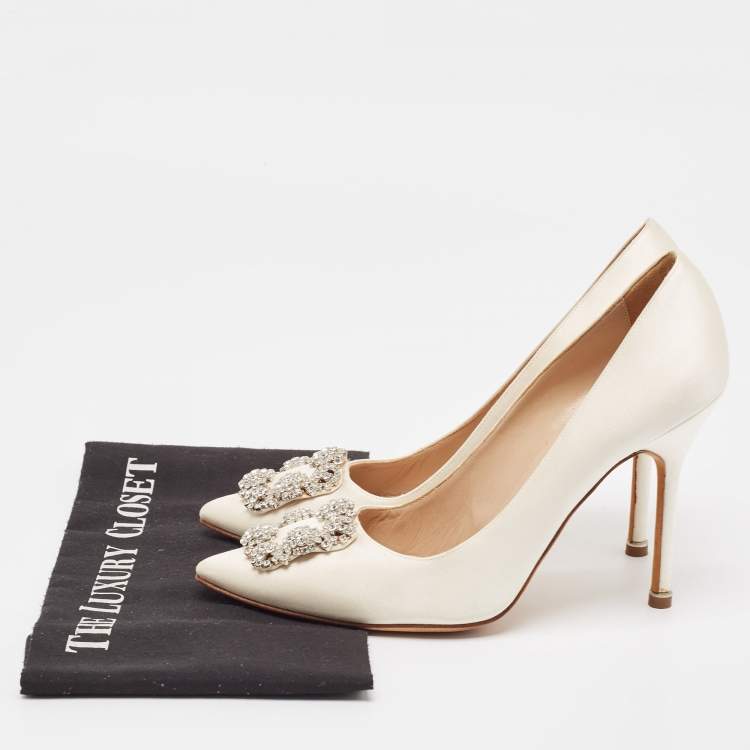 مملوكة مسبقًا Manolo Blahnik Off White Satin Hangisi Pumps Size 39.5