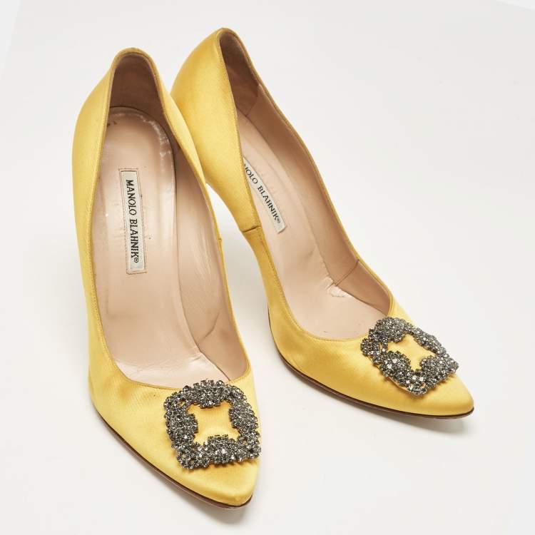 مملوكة مسبقًا Manolo Blahnik Yellow Satin Hangisi Pumps Size 42