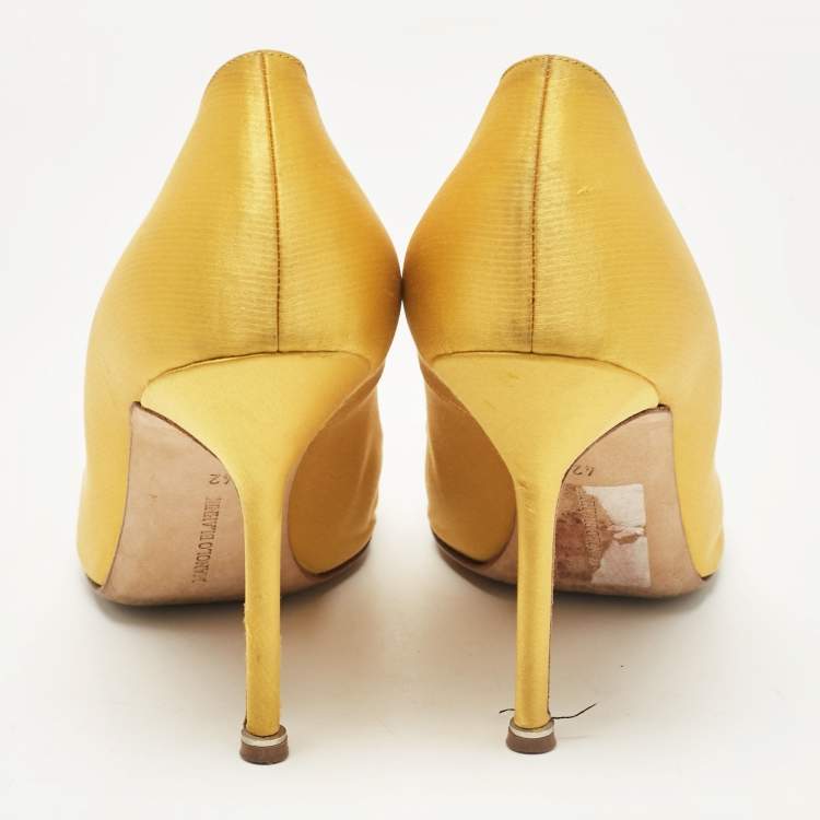 مملوكة مسبقًا Manolo Blahnik Yellow Satin Hangisi Pumps Size 42