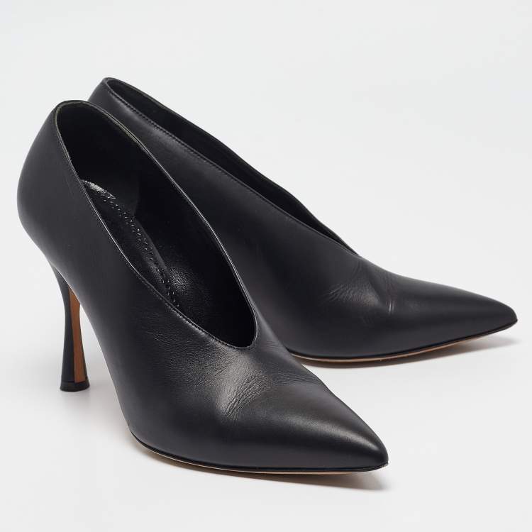 مملوكة مسبقًا Manolo Blahnik Black Leather Pointed Toe Pumps Size 38.5