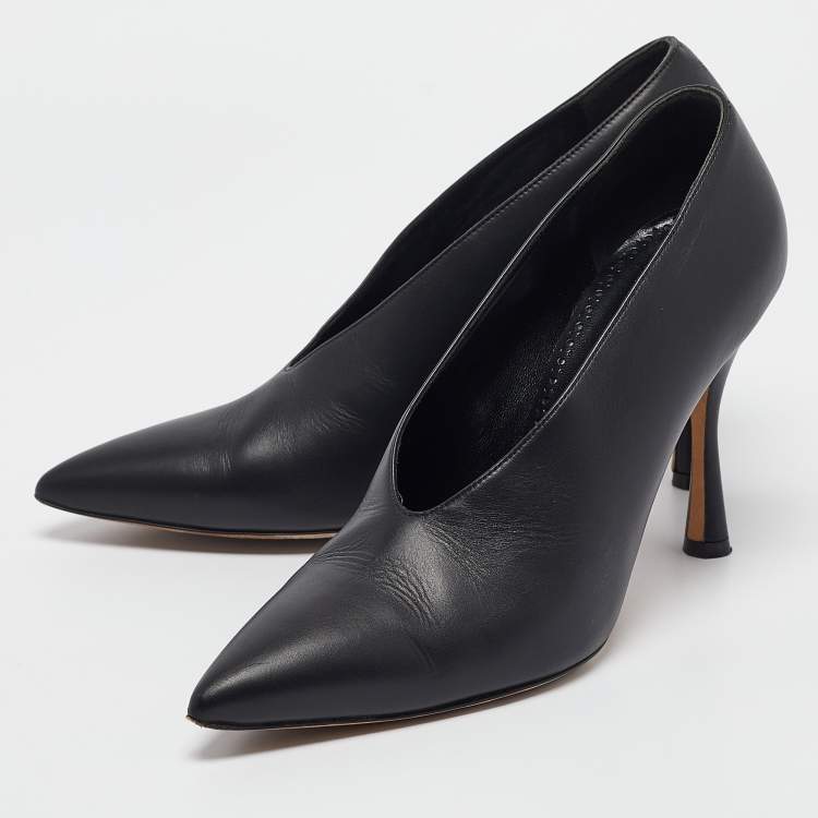 مملوكة مسبقًا Manolo Blahnik Black Leather Pointed Toe Pumps Size 38.5