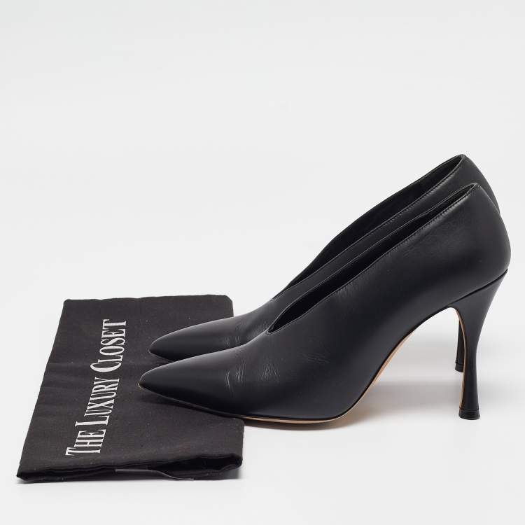 مملوكة مسبقًا Manolo Blahnik Black Leather Pointed Toe Pumps Size 38.5