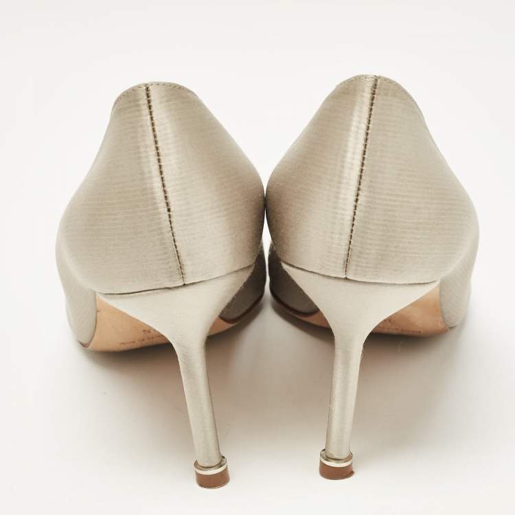 Pre Owned Manolo Blahnik Light Grey Satin Hangisi Pumps Size 38.5