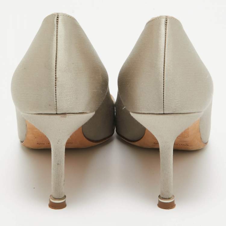 مملوكة مسبقًا Manolo Blahnik Grey Satin Hangisi Pumps Size 37