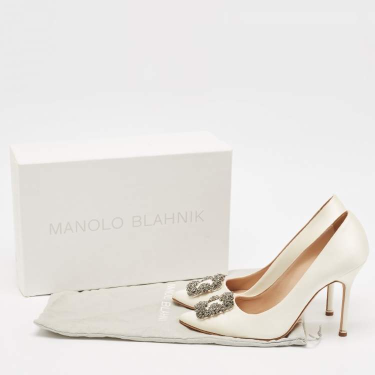 مملوكة مسبقًا Manolo Blahnik Ivory Satin Hangisi Pumps Size 39.5