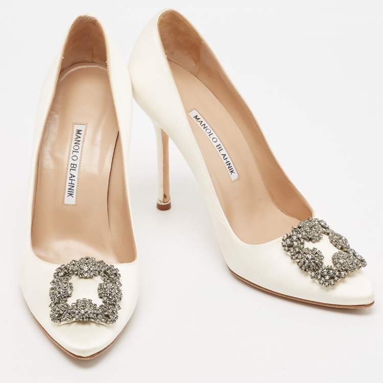 مملوكة مسبقًا Manolo Blahnik Ivory Satin Hangisi Pumps Size 39.5
