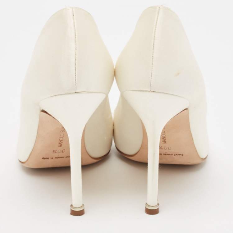 مملوكة مسبقًا Manolo Blahnik Ivory Satin Hangisi Pumps Size 39.5