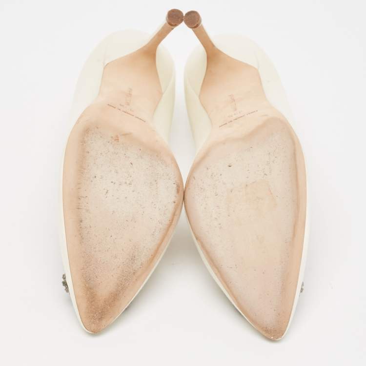 مملوكة مسبقًا Manolo Blahnik Ivory Satin Hangisi Pumps Size 39.5